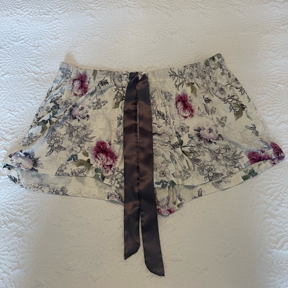 Adorable woman’s UK 12 US 8/medium shorts with satin tie.